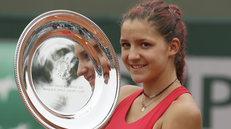 Rebeka Masarova ar "French Open" čempiones trofeju
Foto: AP/Scanpix