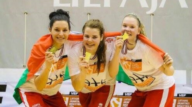 Ance Mickāne (centrā) ar Selīnu Meilus un Anniju Ķergalvi
Foto: basket.lv