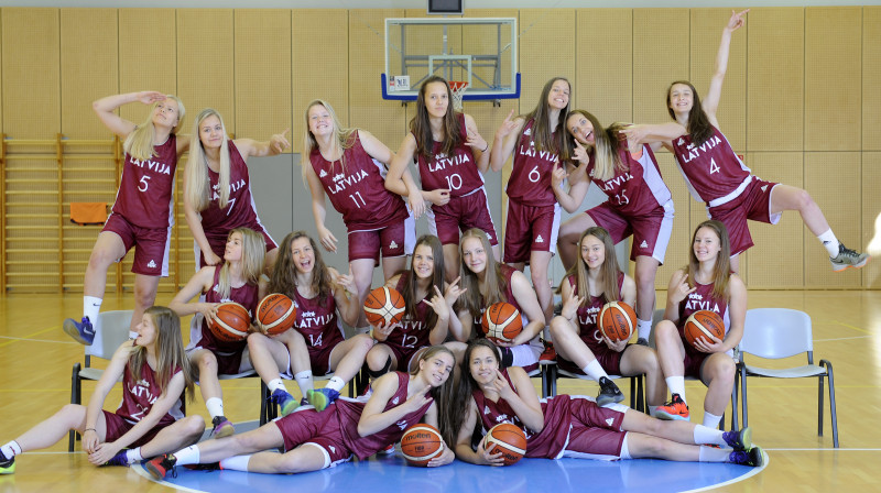 Latvijas U17 izlase: pozitīvas emocijas palīdzēs basketbola laukumā.
Foto: Romans Kokšarovs, f64