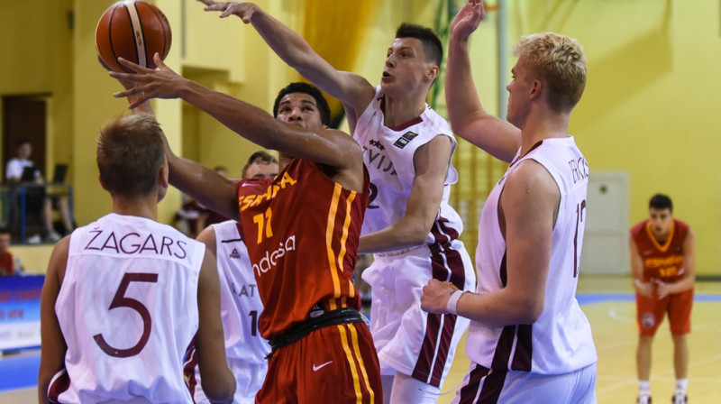 U16 puišu izlase: Spānijas kadetu uzbrukumu apturēt šoreiz neizdevās.
Foto: FIBA.com