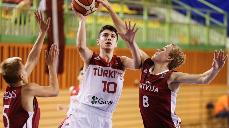 Latvijas U16 izlase neatrada pretzāles Turcijas kadetu komadai un tās līderim Erajam Akjuzam. 
Foto: FIBA.com