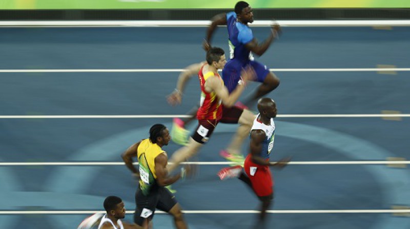 Džastins Getlins (augšā) savā pusfinālā finišēja trešais un 200 metru finālā neiekļuva
Foto: AFP/Scanpix