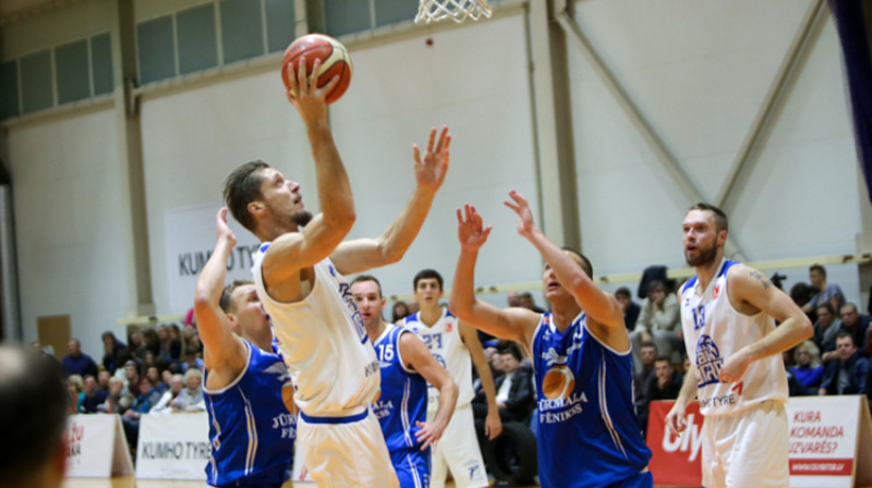 Ogrēnietis Kaspars Bērziņš uzbrūk jūrmalnieku grozam
Foto: Ritvars Raits