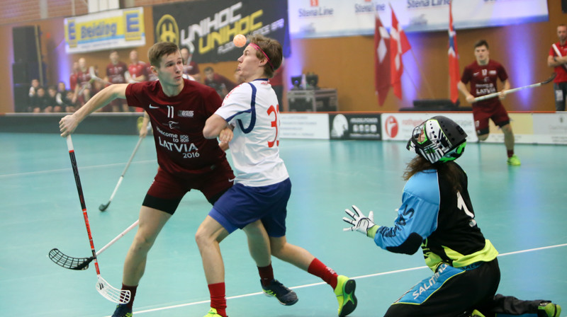 Pie norvēģu vārtiem cīnās Toms Bitmanis
Foto: Ritvars Raits, floorball.lv