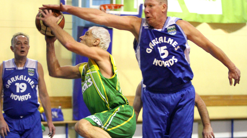 Maksibasketbola K55+ spēlē Igors Lūķis (Nr. 15, "Garkalnes novads") aizsardzībā pret Andri Liepiņu (BK "Tukums")
Foto: Renārs Buivids (RB32)