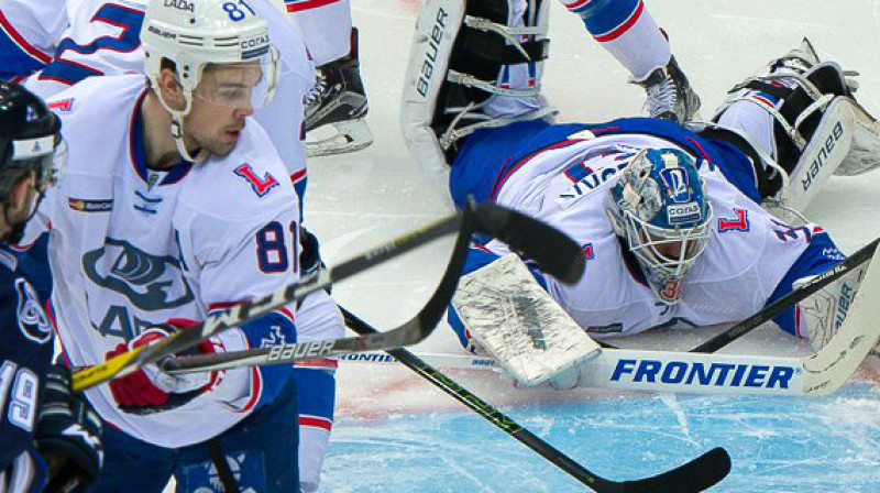 Kristaps Sotnieks (#81) un Edgars Masaļskis (#31) 
Foto: HC "Neftekhimik"