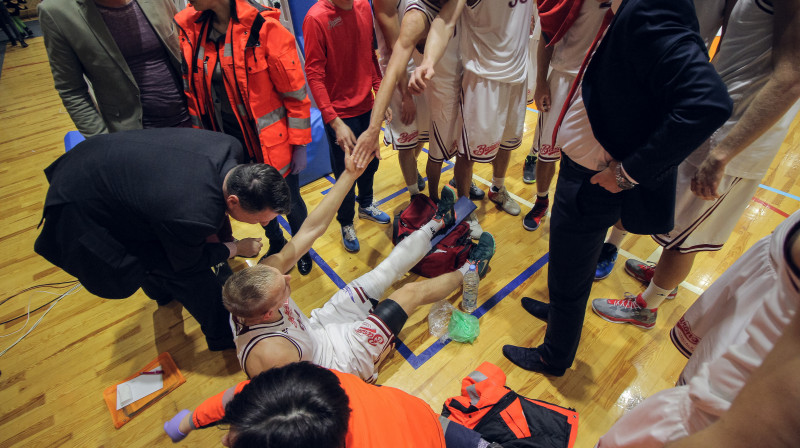 Raimonds Vējonis un savainojumu guvušais Kristaps Dārgais
Foto: Edijs Elksnis