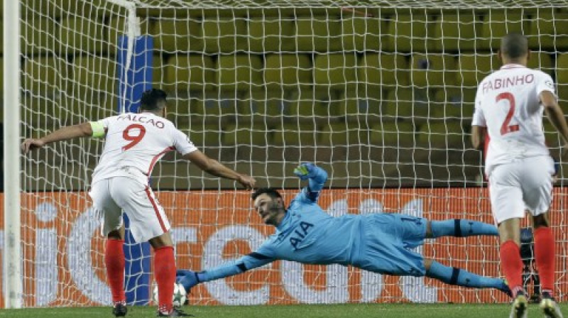 Igo Loriss atvaira Radamela Falkao pendeli
Foto: AP/Scanpix