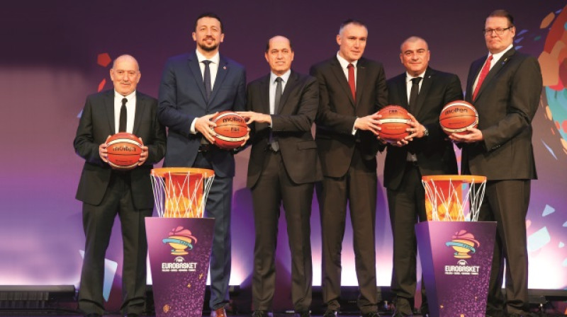 Izraēlas, Turcijas, Rumānijas un Somijas basketbola federāciju prezidenti pozē ar "FIBA Europe" vadītājiem