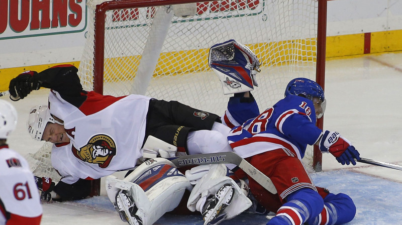 Otavas ''Senators'' un Ņujorkas ''Rangers'' cīņa
Foto: AP/Scanpix