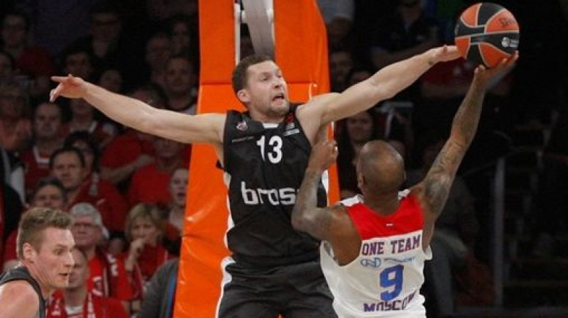 Jānis Strēlnieks aizsardzībā 
Foto: euroleague.net