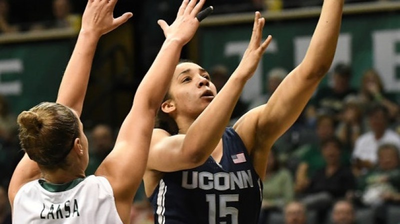 Kitija Laksa cīņā ar "UConn" spēlētāju Gabiju Viljamsu
Foto: UConn