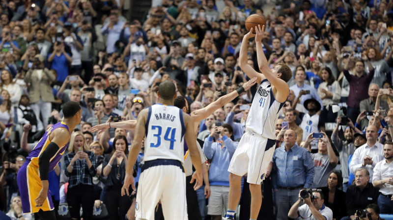 Dirks Novickis realizē vēsturisko metienu
Foto: AP/Scanpix