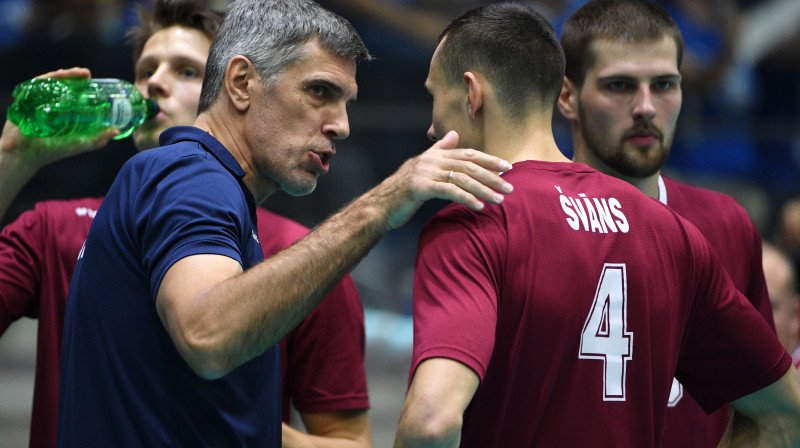 Šoreiz Raimonds Vilde un Toms Švāns būs dažādās ierakumu pusēs.
Foto: Romāns Kokšarovs, f64