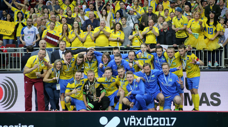 Bronzas medaļniece "Pārgauja" kopā ar saviem līdzjutējiem
Foto: Ritvars Raits, floorball.lv