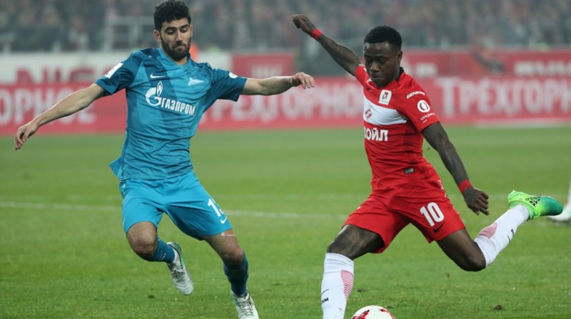 Kvinsijs Promess (10) pret Luisu Neto, ''Spartak'' pret ''Zenit''
Foto: AP/Scanpix