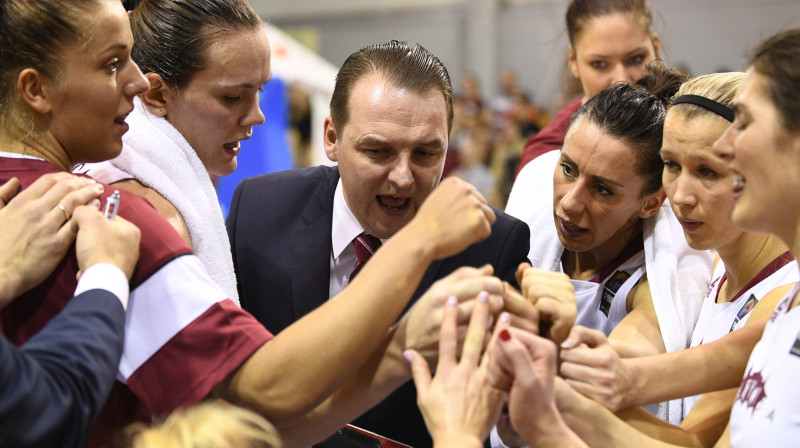 Mārtiņš Zībarts un Latvijas dāmu valstsvienība 
Foto: Romāns Kokšarovs, Sporta Avīze, f64