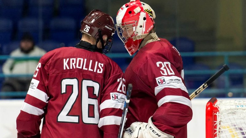 Latvijas U-18 izlases aizsargs Niks Krollis (nr. 26) un vārtsargs Niklavs Rauza (nr. 30)
Foto: http://u18worlds2017.iihf.com