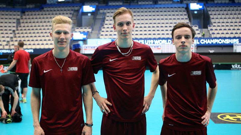 Talseniekam Treimanim (no kreisās), cēsniekam Trekšem un ulbrokietim Eglītim šis būs jau otrais junioru čempionāts
Foto: Ritvars Raits, floorball.lv