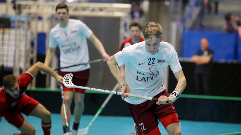 Uzbrukumā dodas Latvijas izlases rezultatīvākais spēlētājs Pēteris Trekše
Foto: Ritvars Raits, floorball.lv