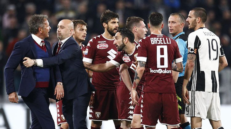 "Torino" treneris Mihajlovičs (pa kreisi) dodas kārtot attiecības ar mača galveno tiesnesi

Foto: LaPresse/Scanpix