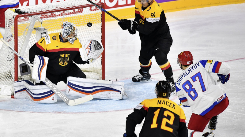 Vadims Šipačjovs raida ripu Tomasa Graisa sargātajos vārtos
Foto: Sascha Steinbach / EPA / Scanpix