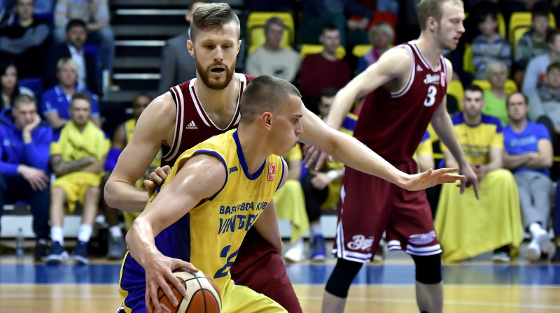 Andrejs Gražulis pret Dāvi Rozīti
Foto: BK Ventspils