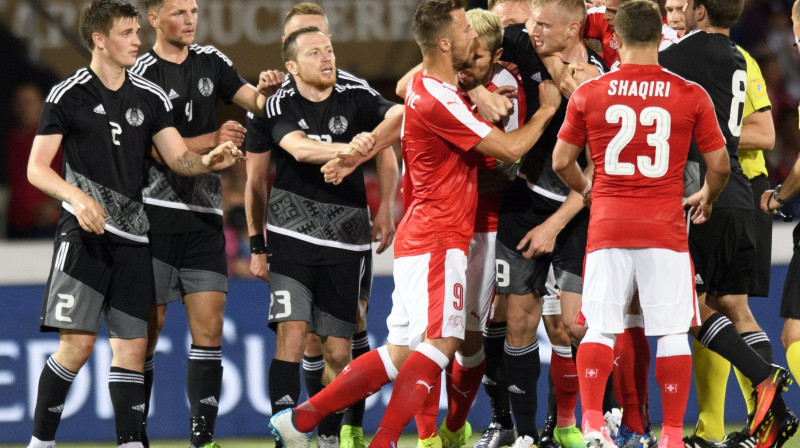 Šveices un Baltkrievijas futbolistu saķeršanās 
Foto: Laurent Gillieron/Keystone/EPA/Scanpix