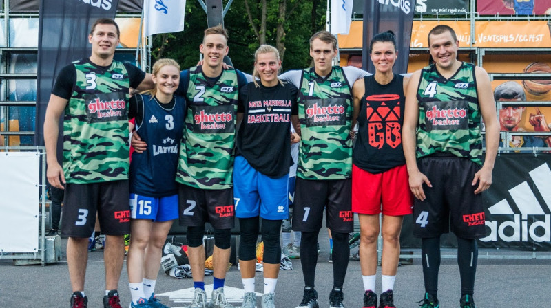 Latvijas 3x3 izlašu basketbolisti (no kreisās): Agnis Čavars, Liene Stalidzāne, Kārlis Lasmanis, Ieva Veinberga, Nauris Miezis, Ieva Vītola un Edgars Krūmiņš.
"Ghetto Games" foto