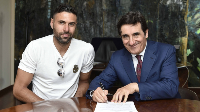 Salvatore Sirigu līguma parakstīšanas brīdī
Foto: LaPresse/Scanpix