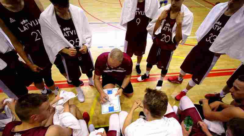 Latvijas U-18 izlase kopā ar galveno treneri Uvi Helmani
Foto: basket.ee