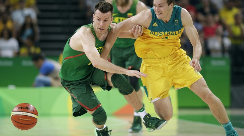 Ads Juškevičs Rio olimpiskajās spēlēs Lietuvas izlases sastāvā cīņā par bumbu
Foto: AP/Scanpix