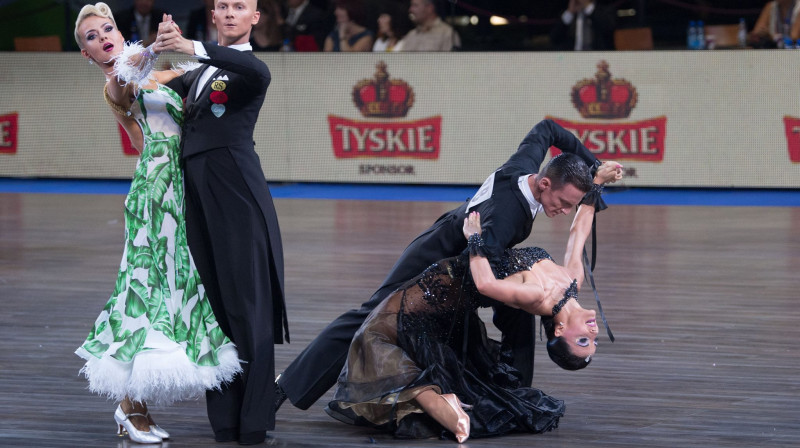 3.vietas ieguvēji Sodeika/Zukauskaite no Lietuvas (pa kreisi) un uzvarētāji Ferudžia/Kolere no Vācijas (pa labi) fināla dejā Tango. Foto: WDSF.