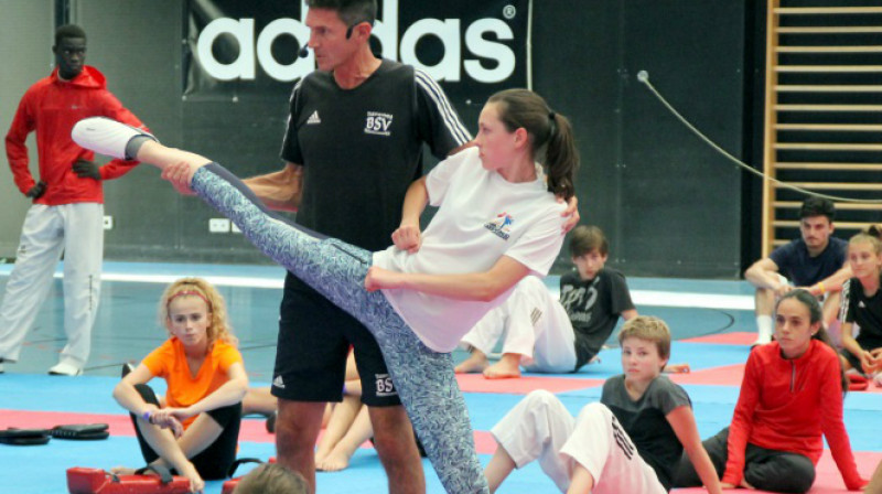 Vācu treneris Markuss Kolefels un Latvijas taekvondiste Jolanta Tarvida
Foto: tcc-friedrichshafen.de