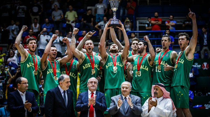 Austrālijas basketbola izlase svin Āzijas kausa iegūšanu
Foto: FIBA