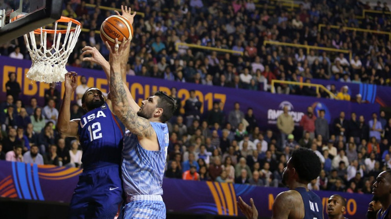 Urugvajas un ASV izlašu cīņa pie groza
Foto: FIBA