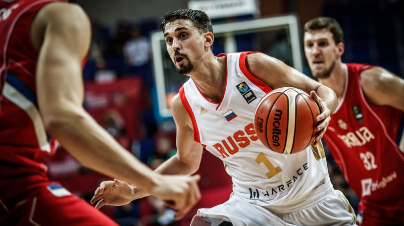 Aleksejs Šveds (Krievija) ar bumbu
Foto: FIBA