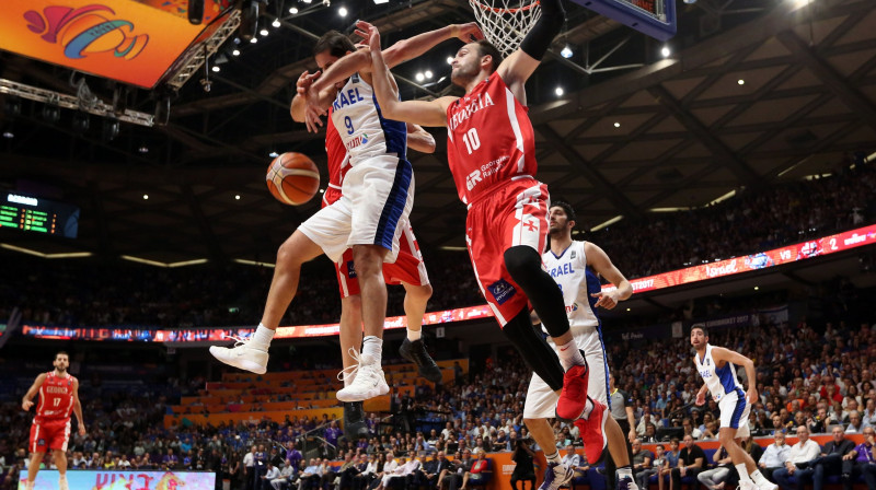 Izraēlas un Gruzijas basketbolisti cīņā zem groza
Foto: Jim Hollander/EPA/Scanpix