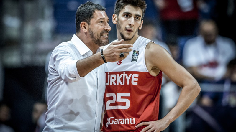 Ufuks Sarica un Kenans Sipahi 
Foto: FIBA