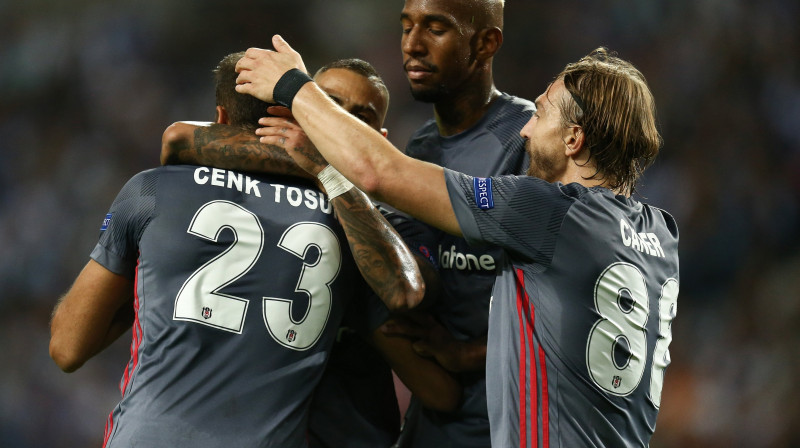 Stambulas "Beşiktaş" futbolisti atzīmē vārtu guvumu
Foto: Jose Coelho/EPA/Scanpix