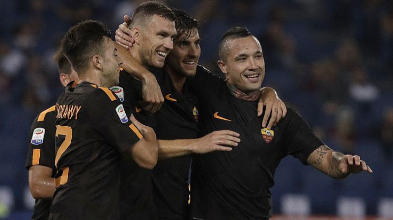 ''Roma'' futbolisti atzīmē Edina Džeko otro vārtu guvumu
Foto: AP/Scanpix