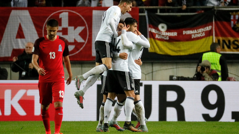 Vācijas izlases futbolisti svin vārtu guvumu spēlē pret Azerbaidžānu
Foto: Ronald Wittek/EPA/Scanpix