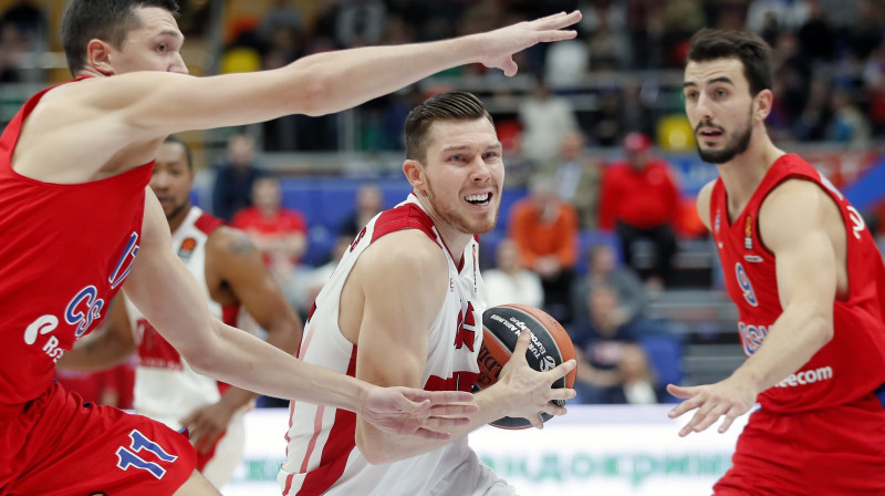 Dairis Bertāns (Milānas "Emporio Armani") dodas uz Maskavas CSKA grozu
Foto: Yuri Kochetkov/EPA/Scanpix