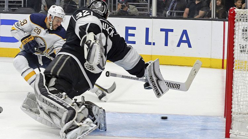 Zemgus Girgensons pārspēj Džonatanu Kviku
Foto: Reed Saxon/AP/Scanpix