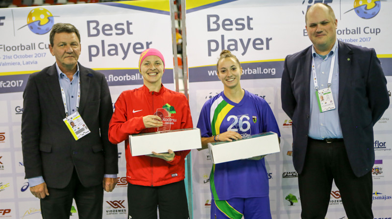 Balvas saņēmušas mača labākās spēlētājas
Foto: Ritvars Raits, IIF Floorball