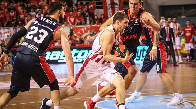 Jānis Strēlnieks ar bumbu
Foto: Olympiacos B.C.