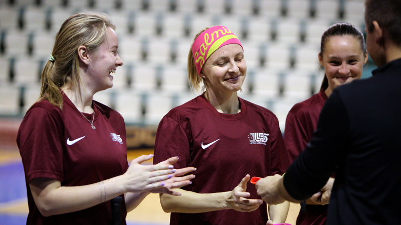 Izlases kapteiņa apsēju saņem Zeltīte Bankava (vidū)
Foto: Ritvars Raits, floorball.lv