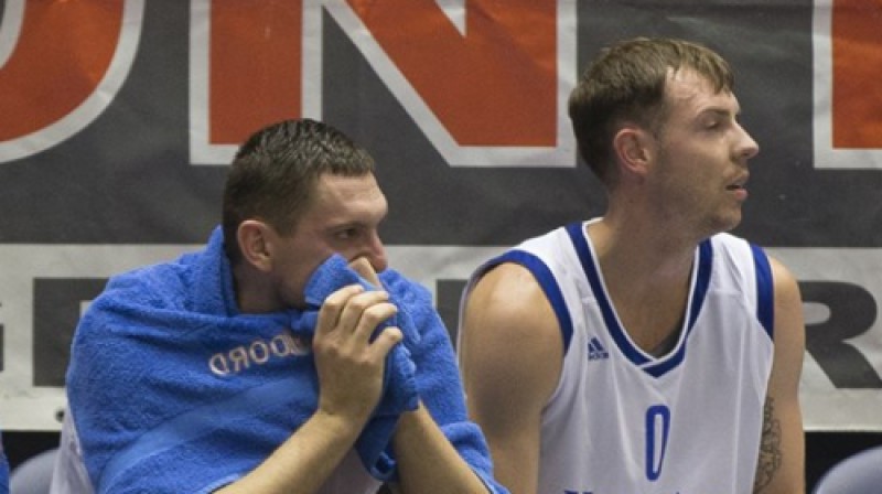 Kārlis Apsītis (pa labi) vēl "Vytaytas" kreklā
Foto: FIBA