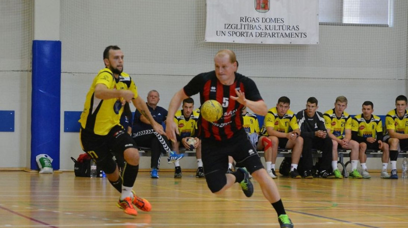 Nils Kreicbergs (Tenax) un Kaspars Lisovskis (Celtnieks). Foto: Romualds Vambuts