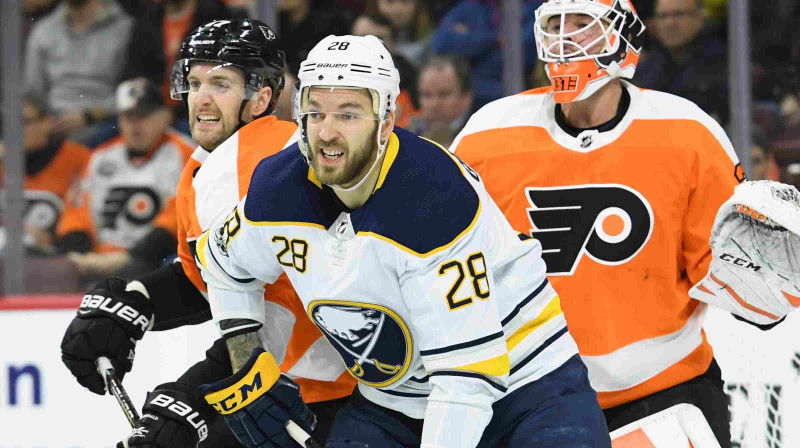 Zemgus Girgensons cīnās "Flyers" vārtu priekšā
Foto: USA Today Sports/Scanpix